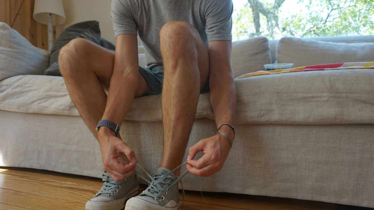 靴紐を結ぶ男性の足