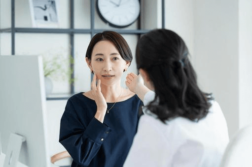 白衣の医師にカウンセリングを受ける30代の女性