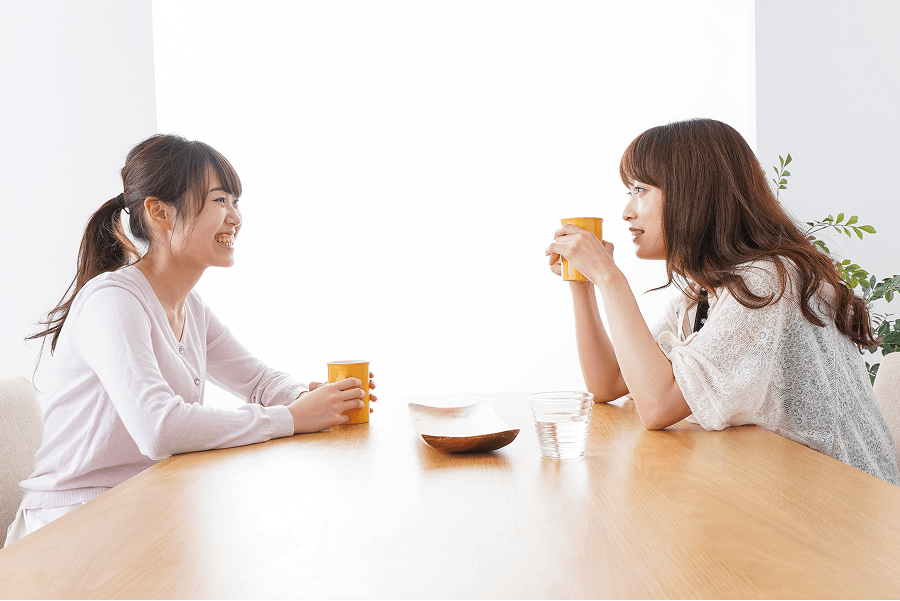 女性の歓談