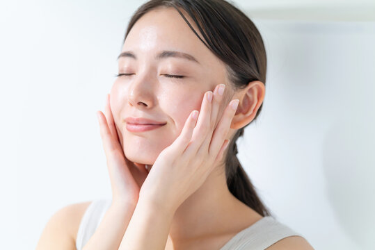 毛穴の赤みを改善：スキンケアとクリニックの治療方法を解説