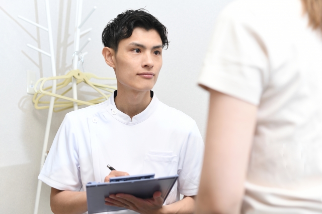 メンズ医療脱毛を施術する男性スタッフのイメージ