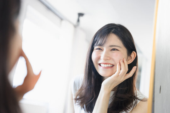 肝斑の治し方:女性が鏡を見ている写真