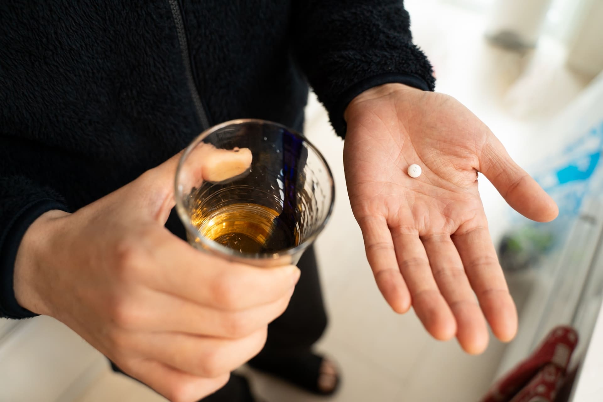 AGA治療薬を飲む男性イメージ