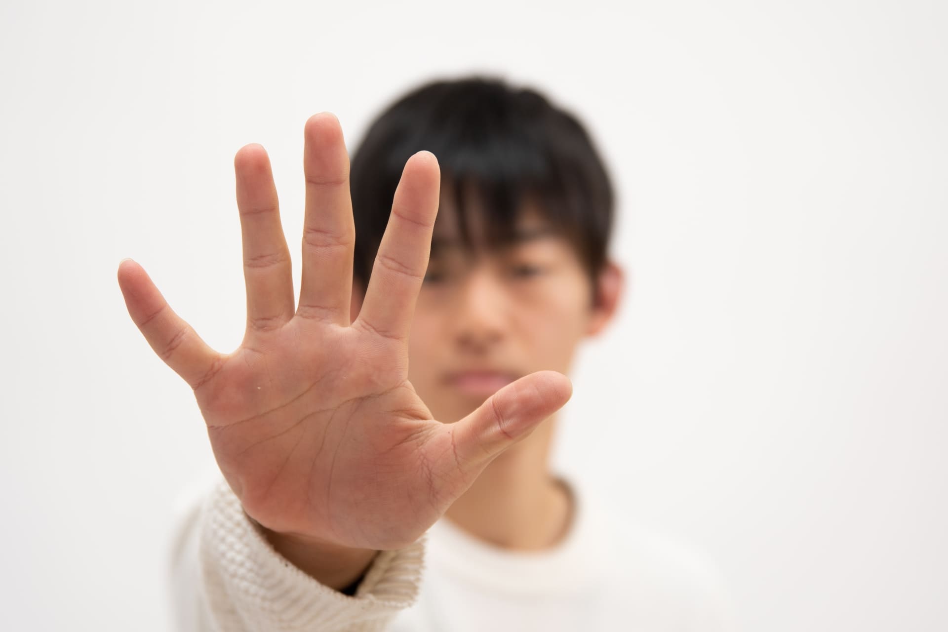 AGA治療薬の市販品購入・個人輸入を止める男子高校生イメージ