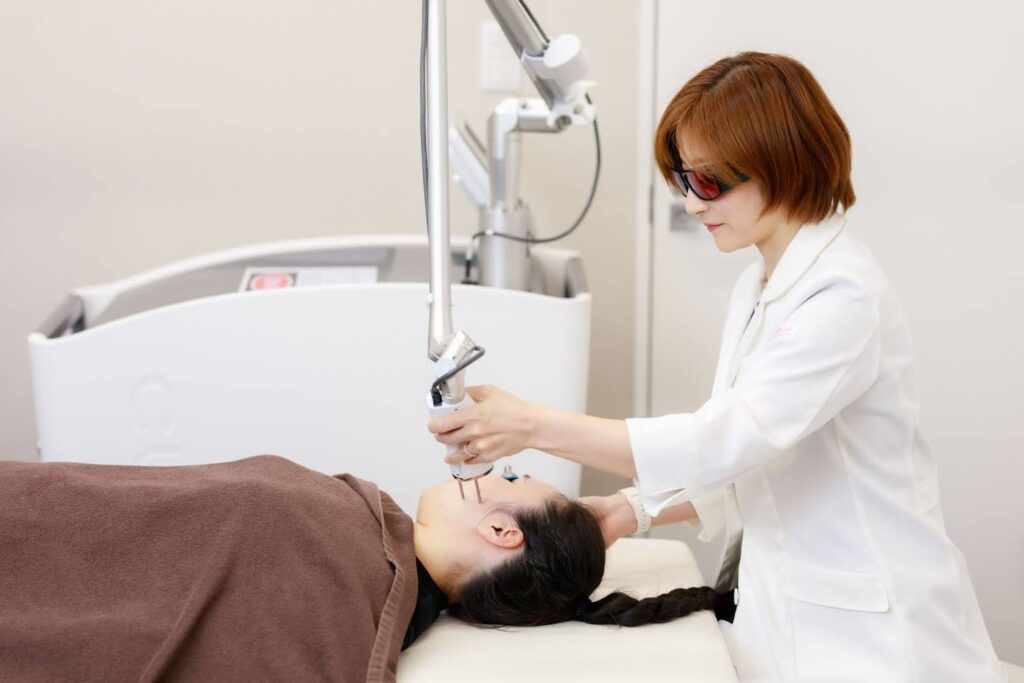 美容医療でそばかすを消す方法