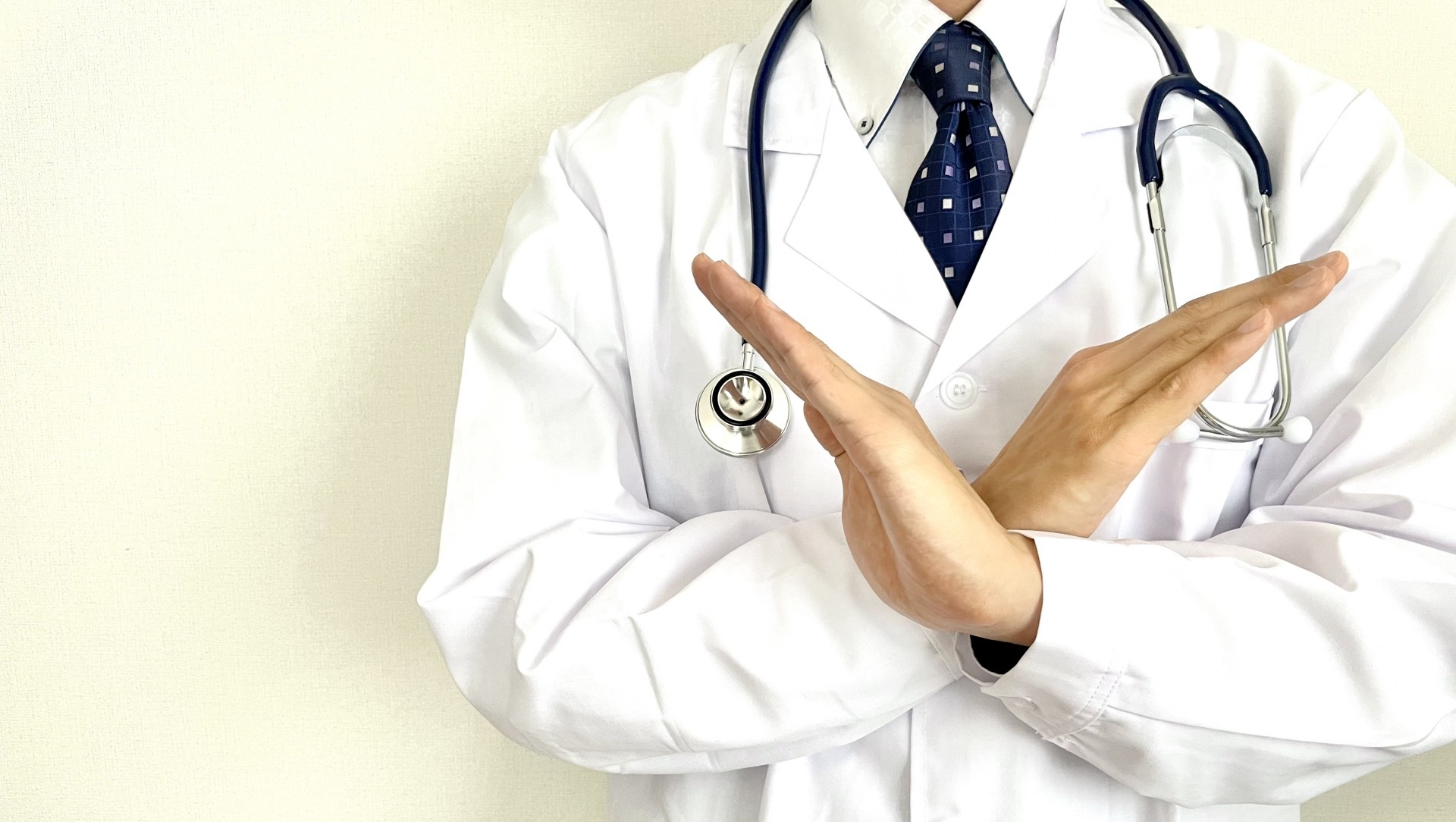 AGA治療薬の市販品購入・個人輸入を止める男性医師イメージ