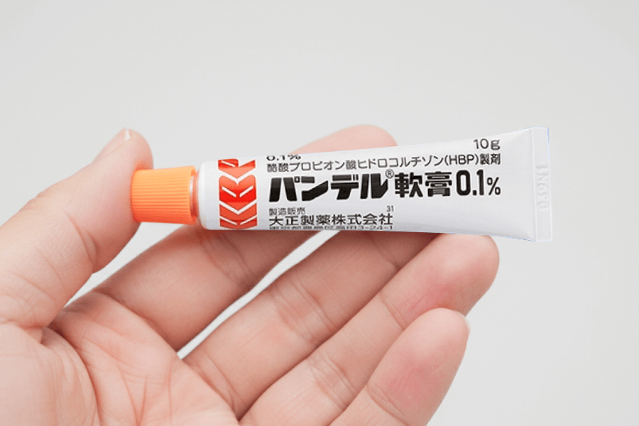 5_パンデル軟膏を持つ手