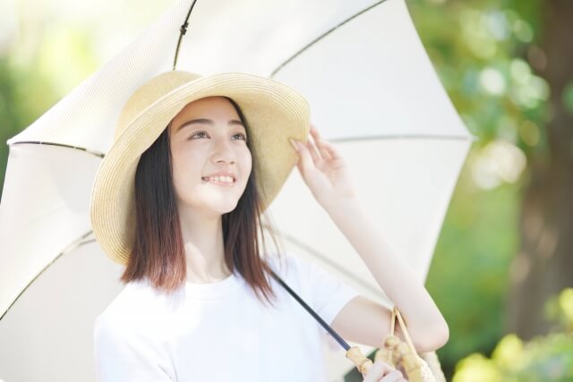 12_日傘を指す女性