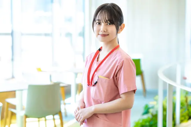 女性スタッフがメンズVIOを施術するクリニックイメージ
