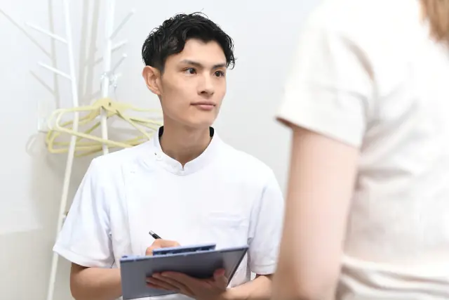 男性スタッフがメンズVIOを施術するクリニックイメージ